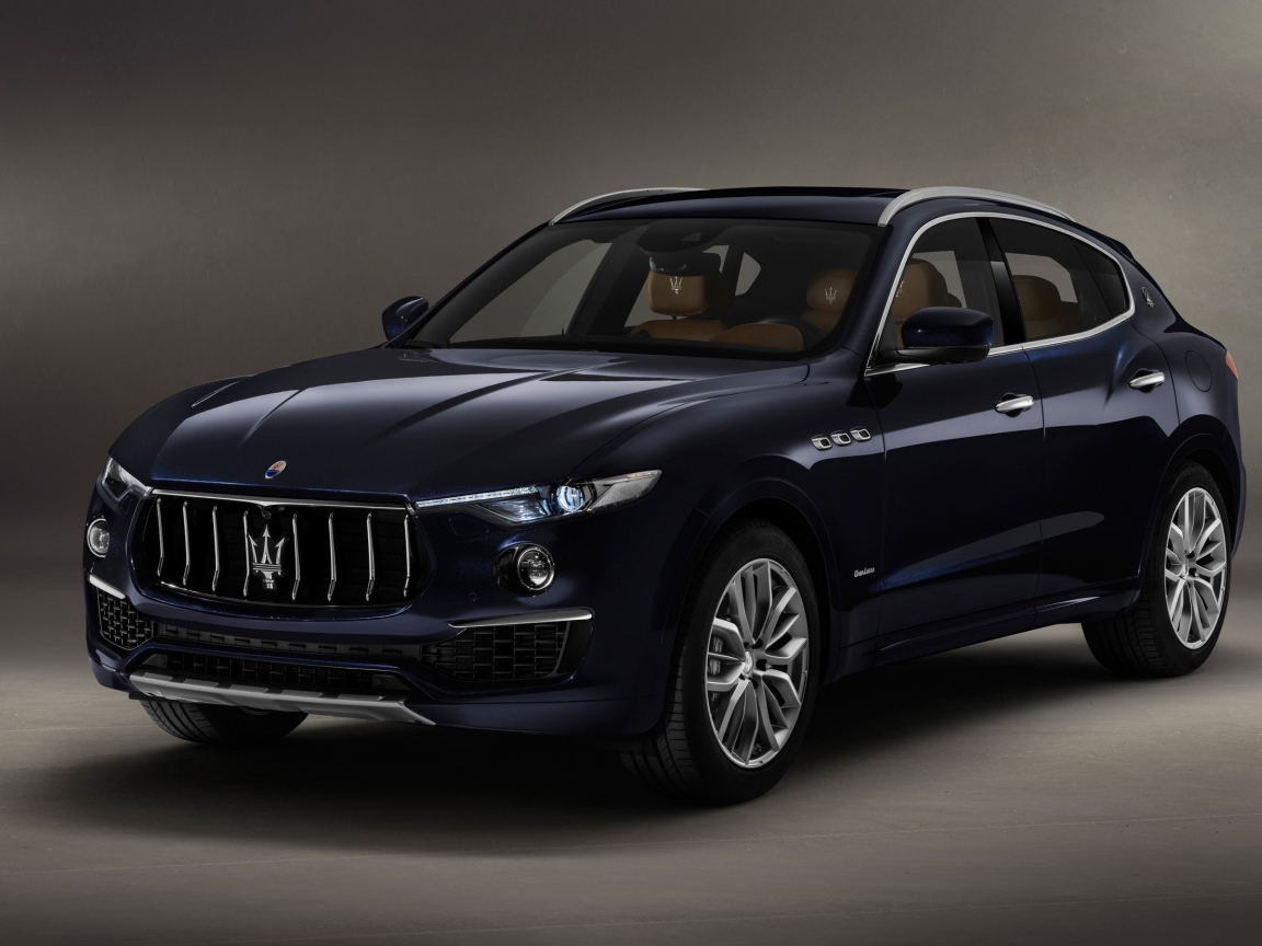 Автомобиль Maserati Levante  2018 года на сером фоне