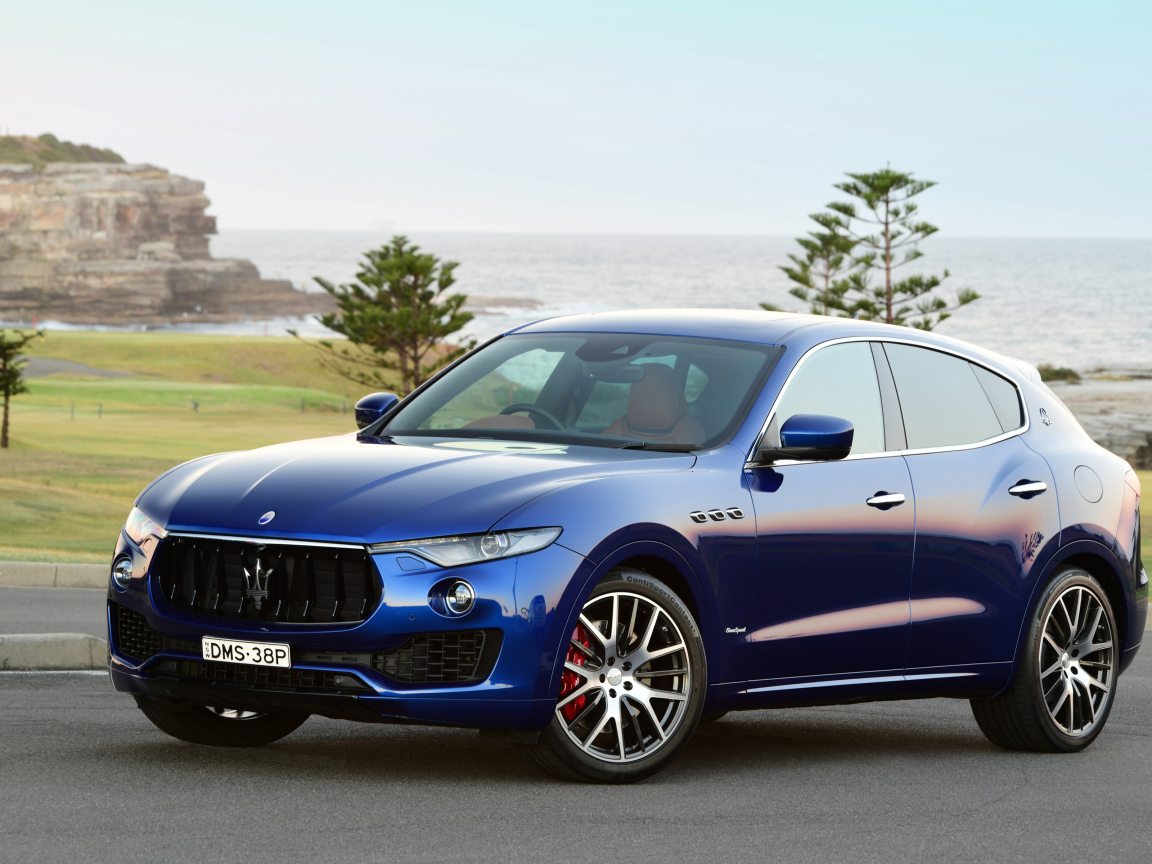 Синий автомобиль Maserati Levante на фоне океана 