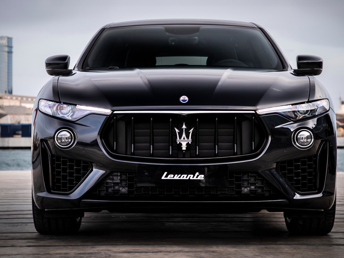 Дорогой черный автомобиль Maserati Levante S Q4 GranSport