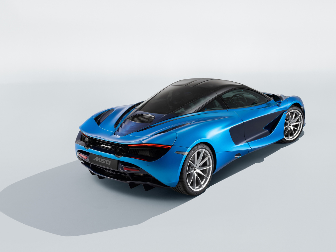 Голубой быстрый автомобиль McLaren 720S, 2018 года вид сзади