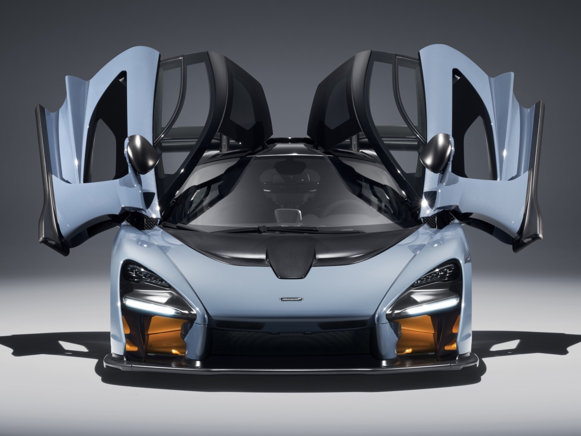 Автомобиль McLaren Senna, 2018 с открытыми дверями