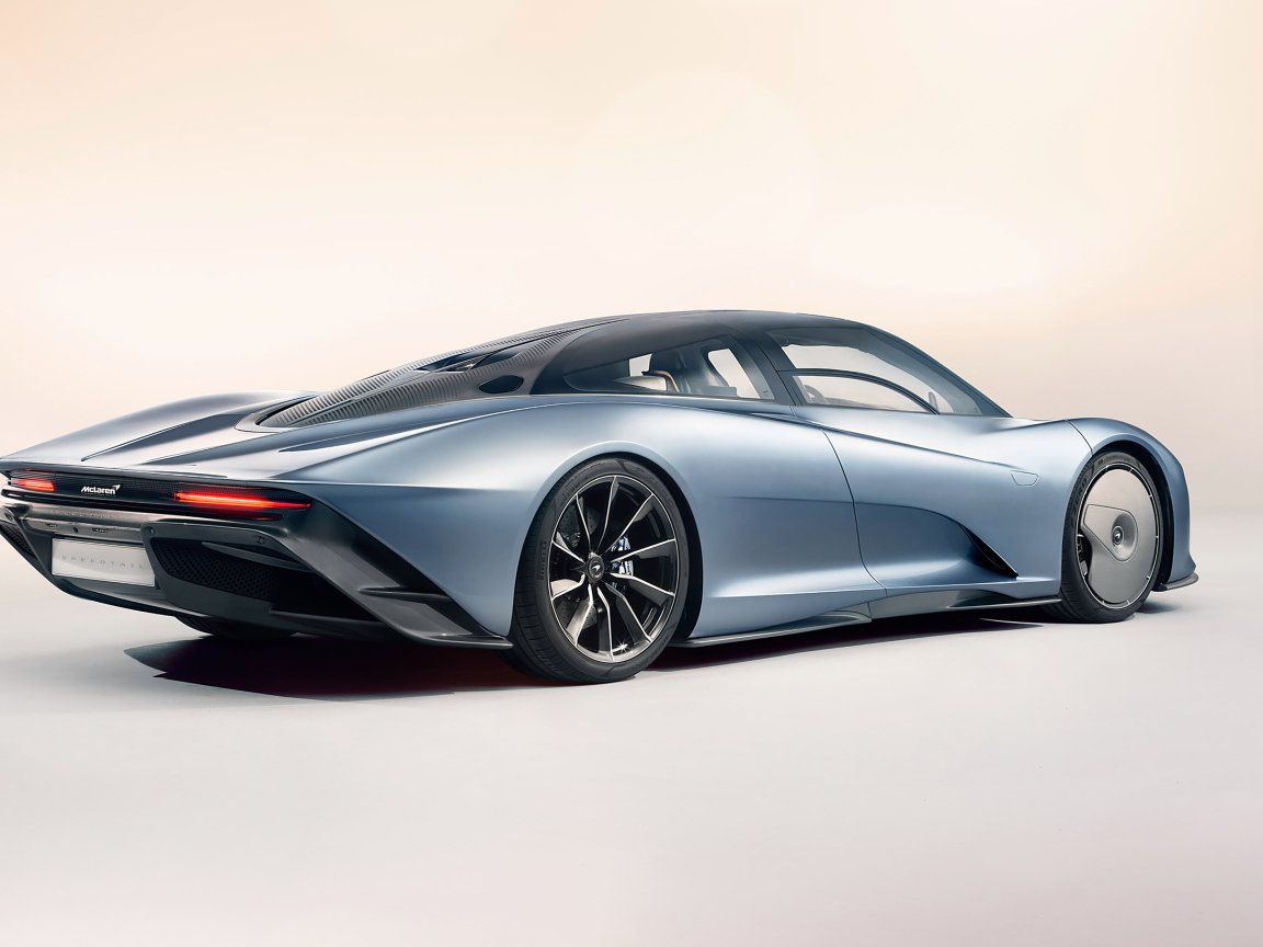 Быстрый дорогой автомобиль McLaren Speedtail, 2020 года вид сзади