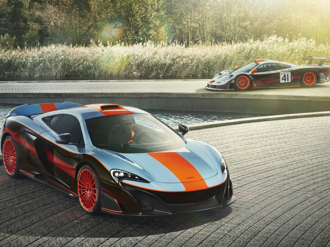 Спортивный McLaren MSO 675LT Gulf Racing Theme 2018 у воды