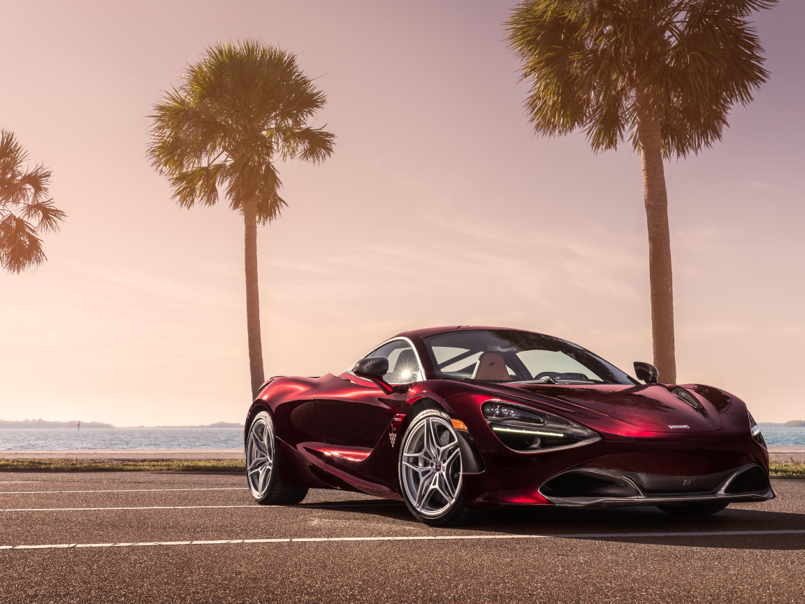 Бордовый спортивный автомобиль McLaren 720S, 2018 на фоне пальм