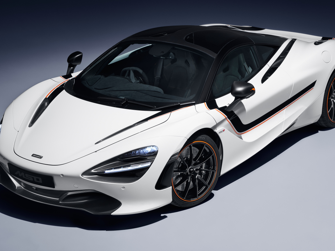 Белый быстрый автомобиль McLaren 720S