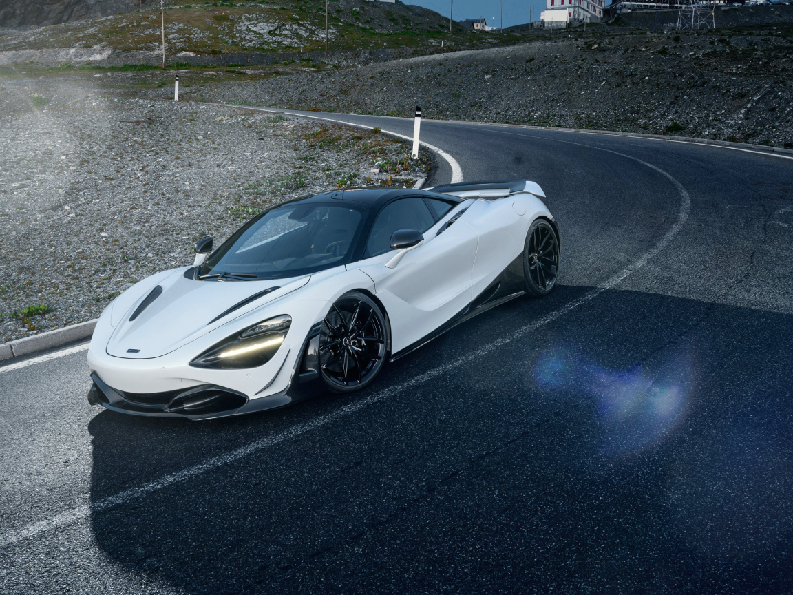 Белый спортивный автомобиль McLaren 720S, 2018 года на трассе