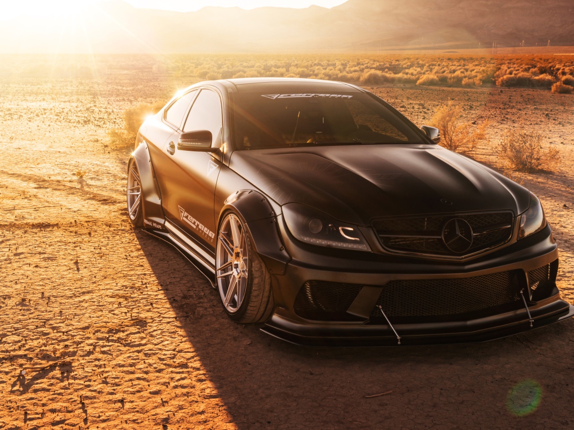 Черный автомобиль Ferrada LW Matte Mercedes в лучах солнца