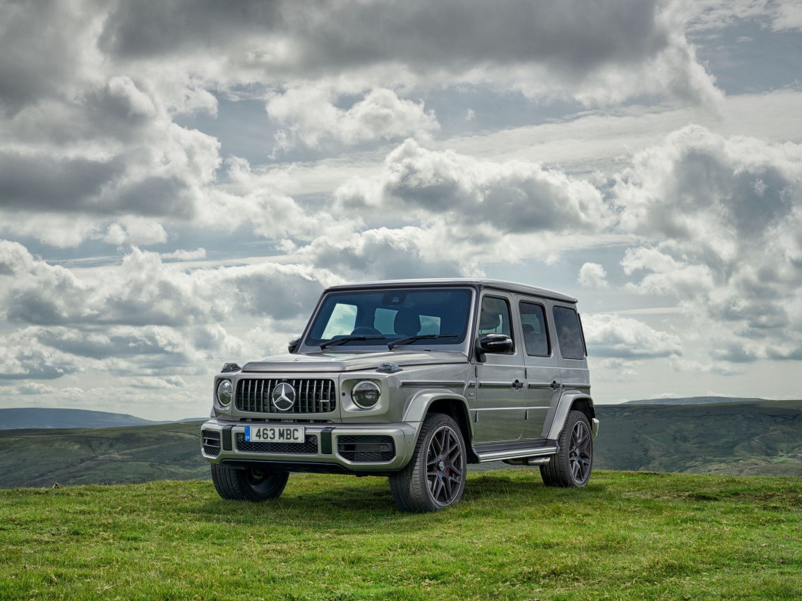Серебристый автомобиль внедорожник Mercedes-AMG G 63, 2018
