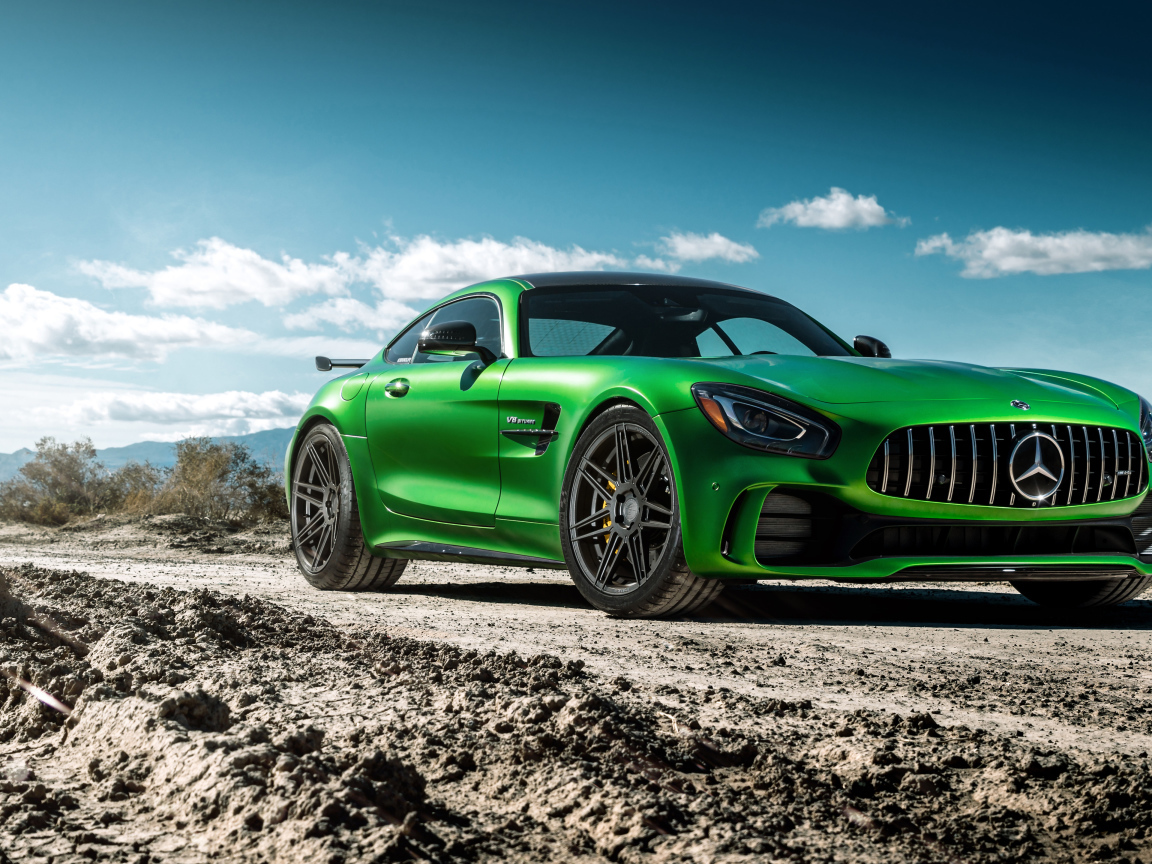 Спортивный автомобиль Ferrada Sema Green Mercedes GTR на дороге