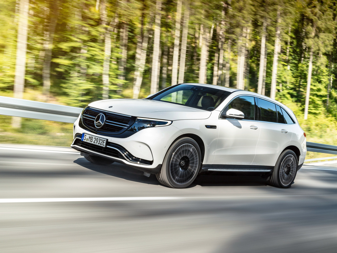 Белый внедорожник Mercedes-Benz EQC, 2020 года на трассе