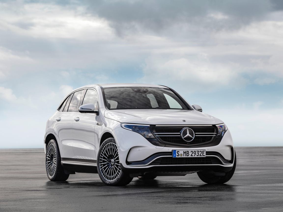 Белый автомобиль Mercedes-Benz EQC, 2020 года на фоне неба