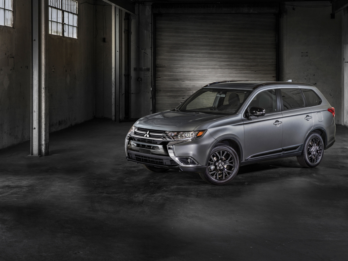 Серебристый внедорожник Mitsubishi Outlander, 2018