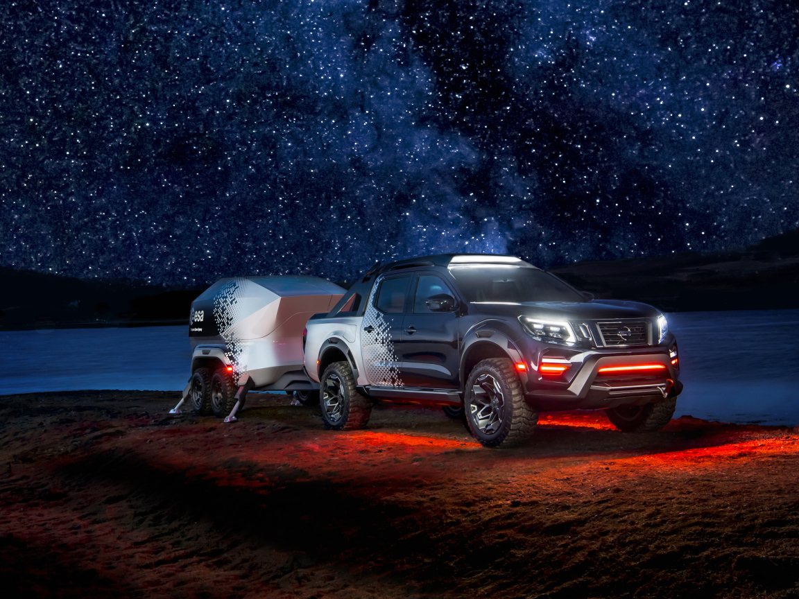 Автомобиль Nissan Navara 2018 года под звездным небом 