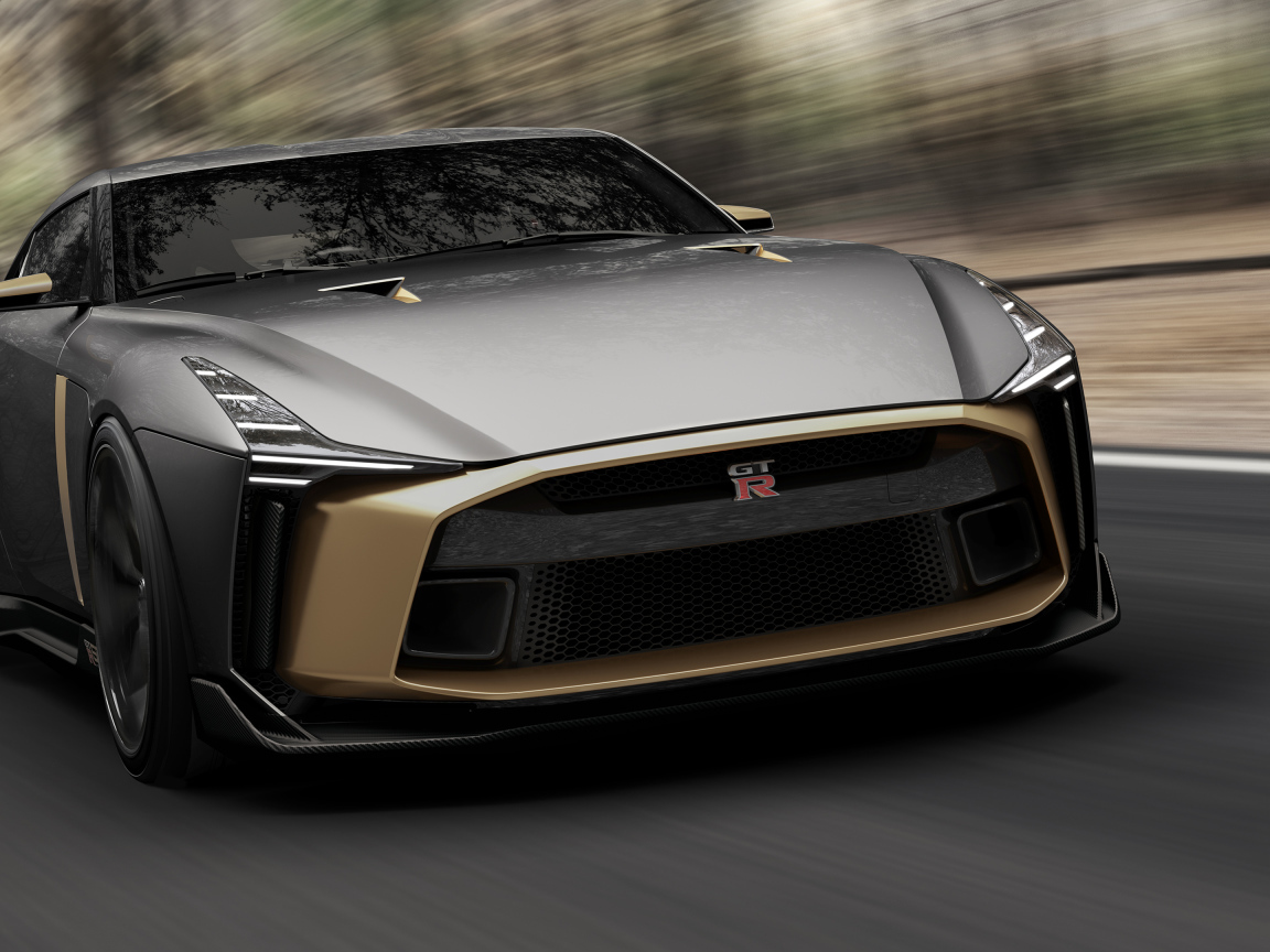 Автомобиль Nissan GT-R50 концепт на трассе