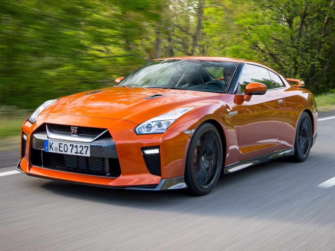 Оранжевый автомобиль Nissan GT-R на трассе