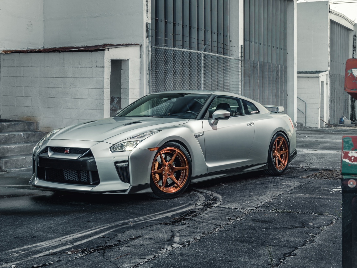 Серебристый автомобиль Nissan GTR