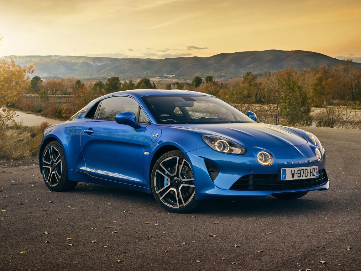 Синий автомобиль Alpine A110 Premiere Edition, на фоне горизонта
