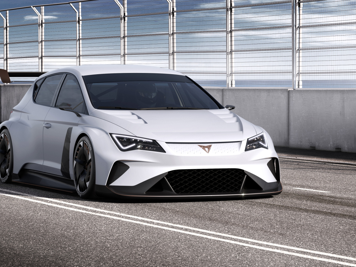Автомобиль Cupra E Racer 2018 года на гоночной трассе