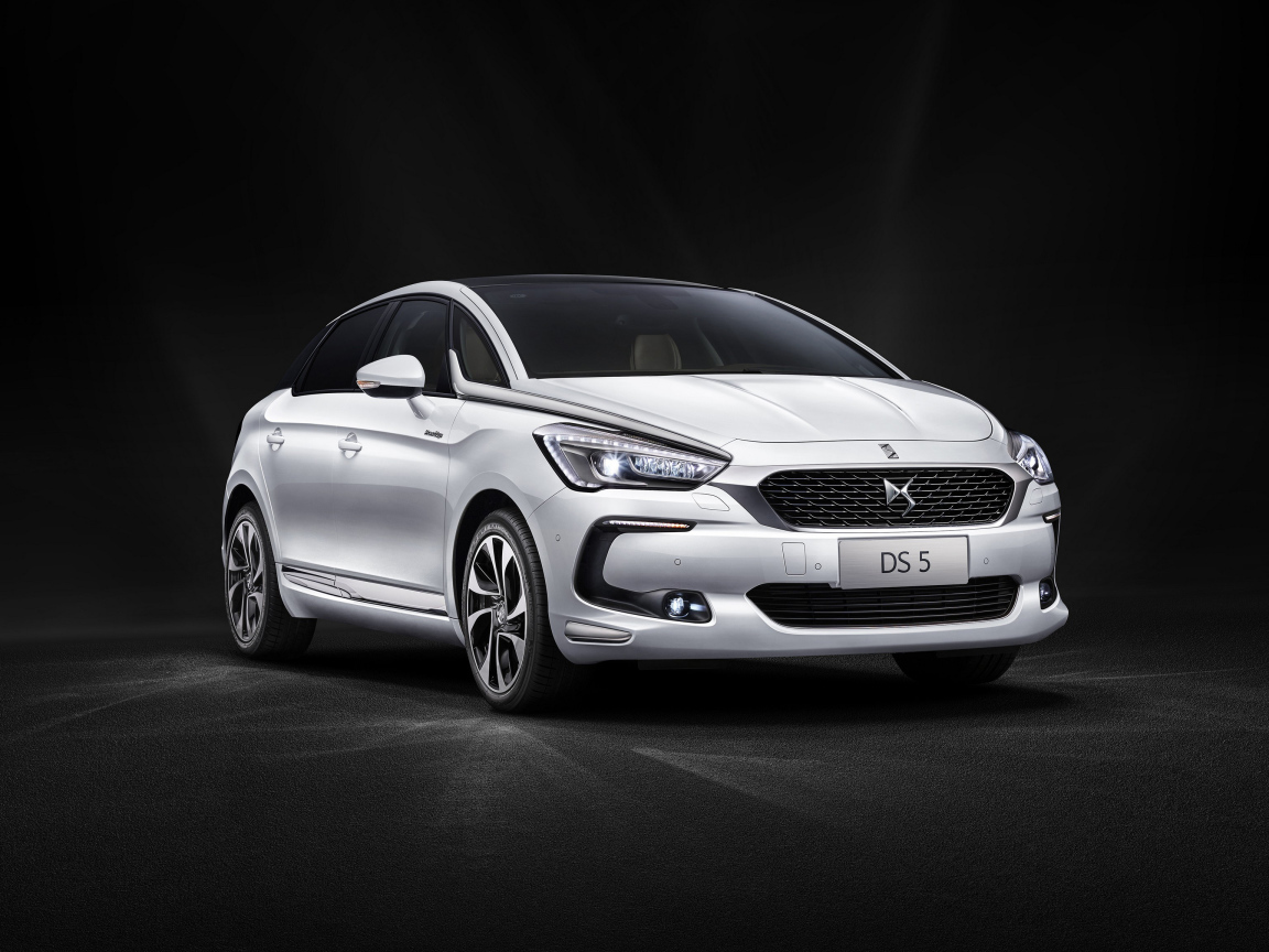 Серебристый автомобиль DS 5 Prestige на черном фоне