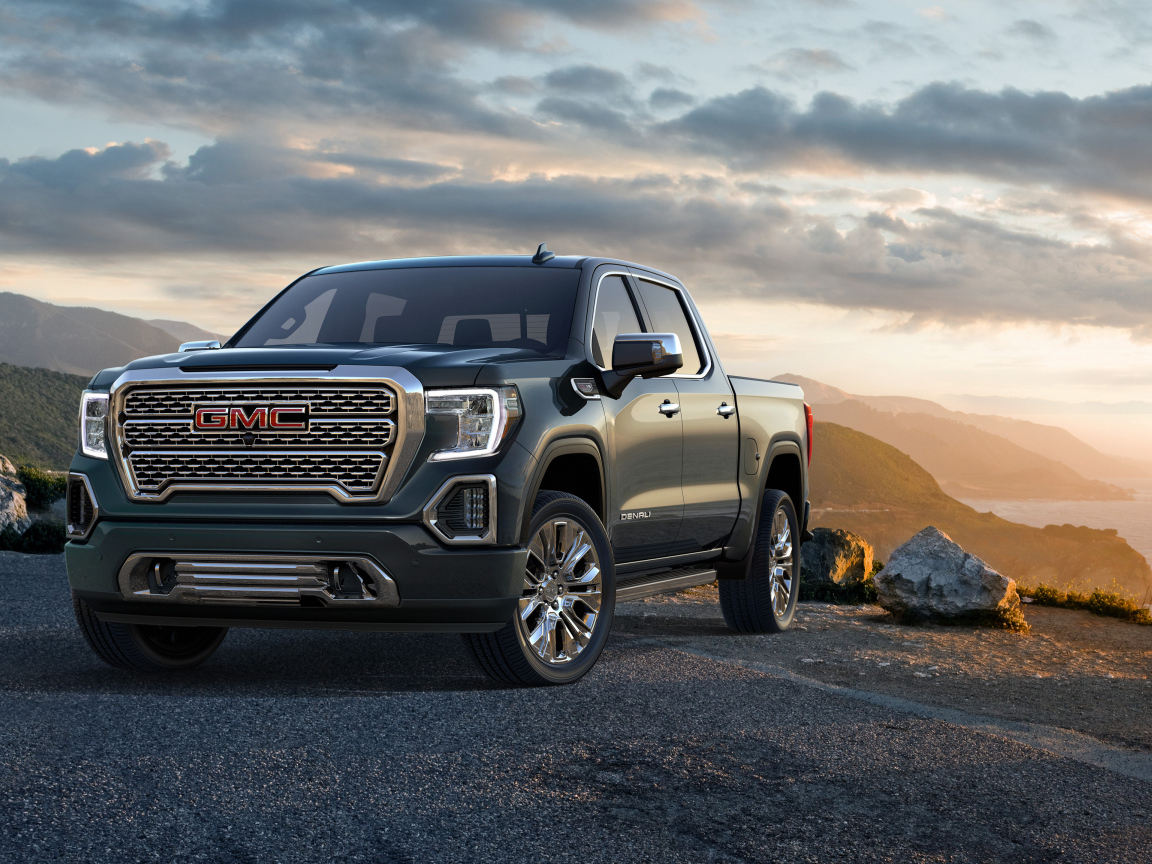 Серебристый автомобиль пикап GMC Sierra, 2019 года 