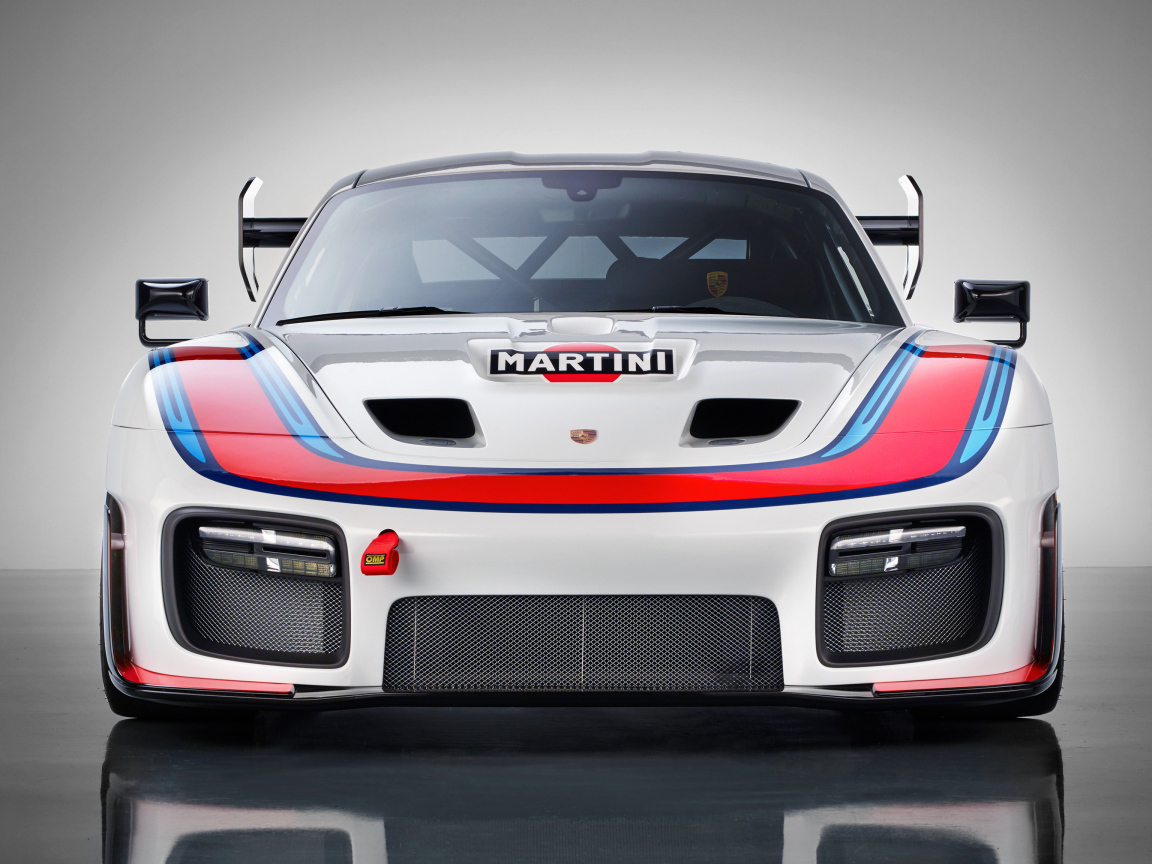 Спортивный автомобиль Porsche 935 2019 года вид спереди