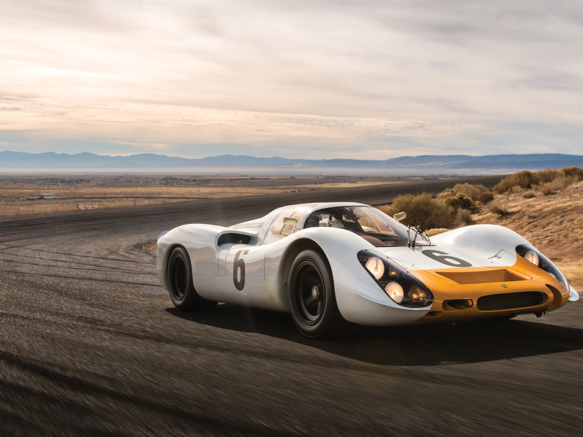 Гоночный автомобиль Porsche 908 на трассе