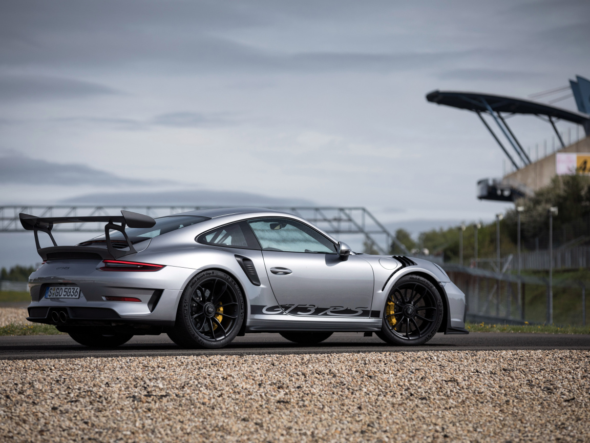 Спортивный автомобиль Porsche 911 GT3 RS, 2018 года вид сзади