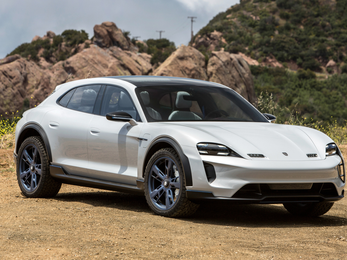 Белый автомобиль Porsche Mission E Cross Turismo 2018