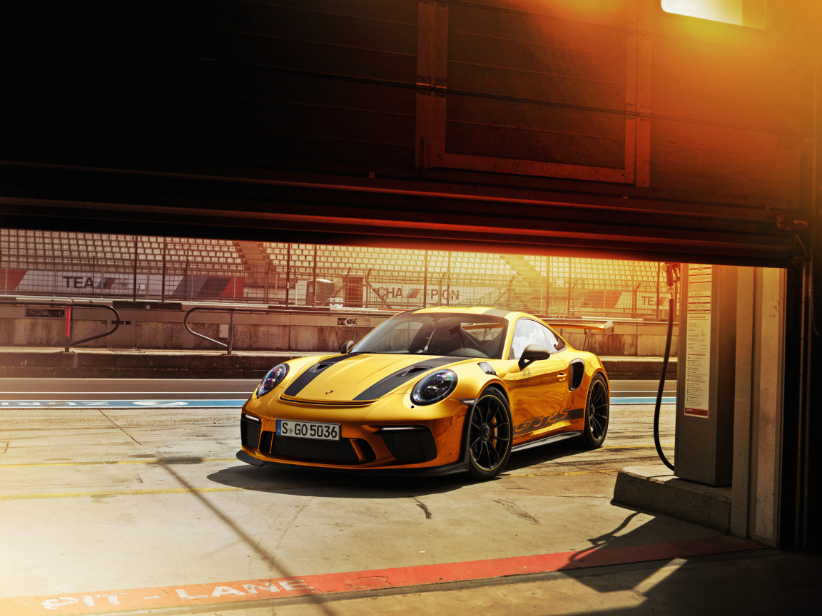 Желтый автомобиль Porsche 911 GT3 RS, 2018 года