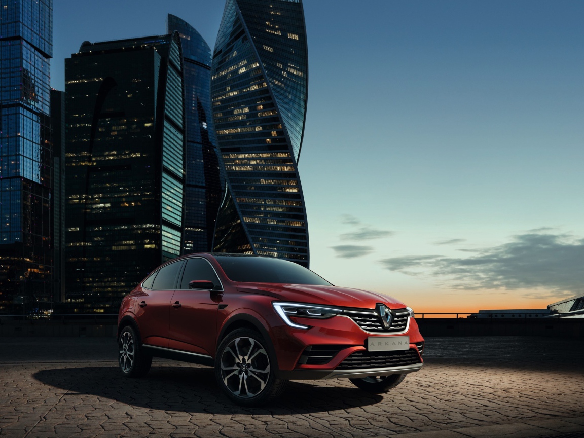 Внедорожник Renault Arkana, 2019 на фоне мегаполиса