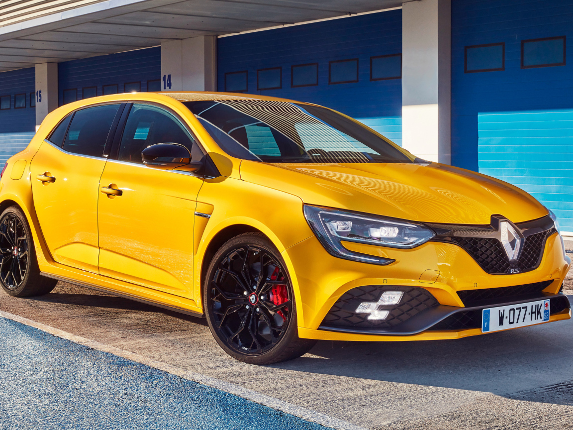 Желтый стильный автомобиль Renault Megane RS, 2019
