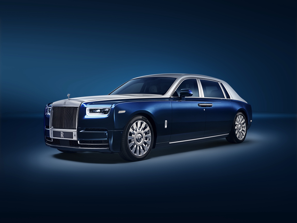 Синий автомобиль Rolls-Royce Phantom EWB 2018