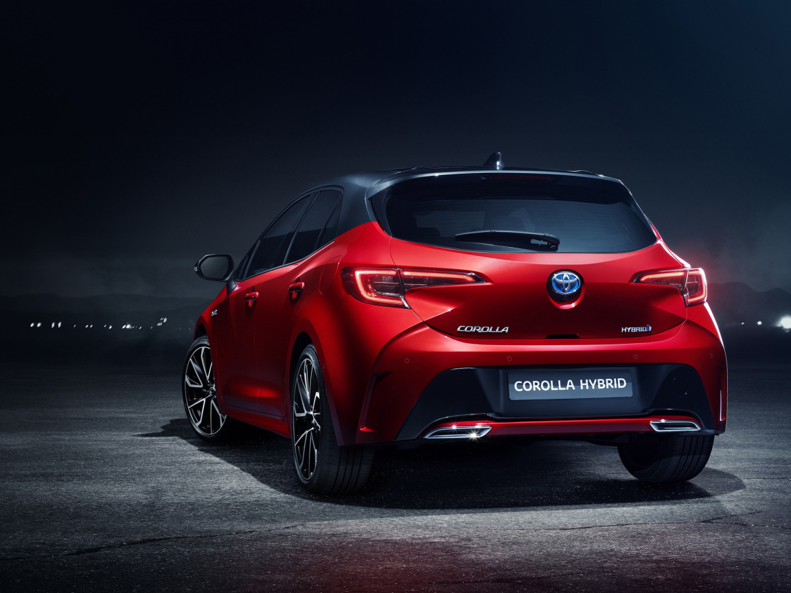 Красный автомобиль Toyota Corolla Hybrid, 2018 года вид сзади