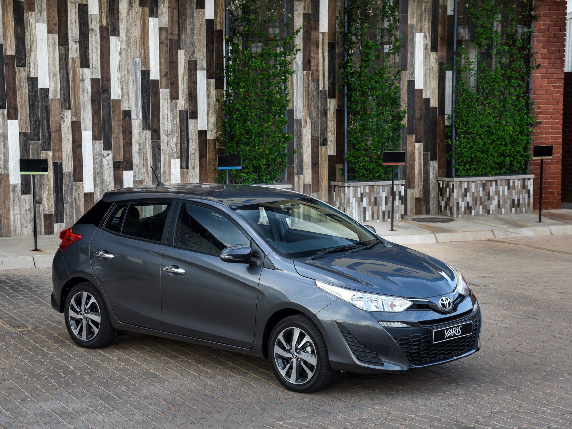 Серебристый автомобиль Toyota Yaris, 2018