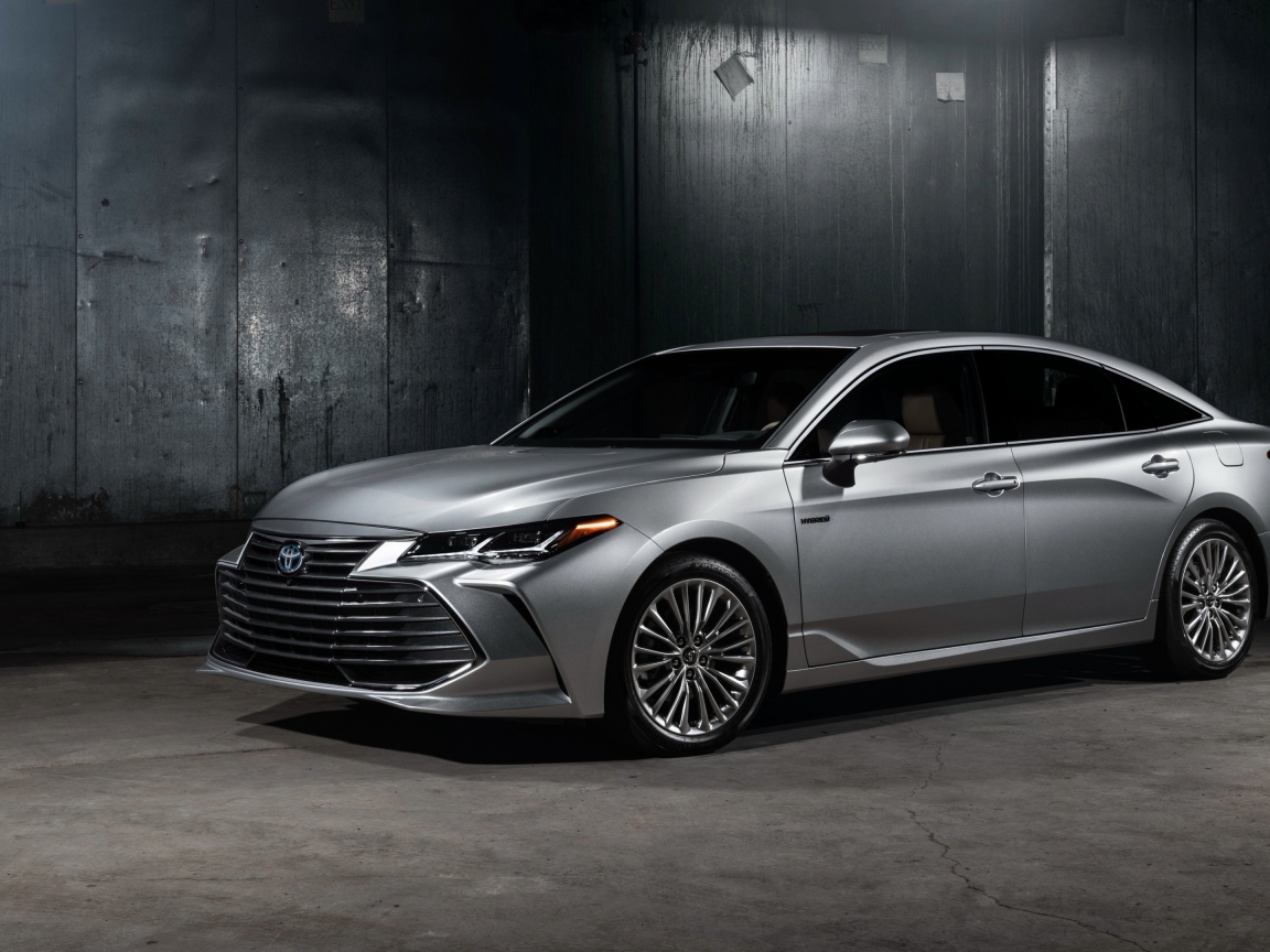 Серебристый новый автомобиль Toyota Avalon Hybrid, 2019