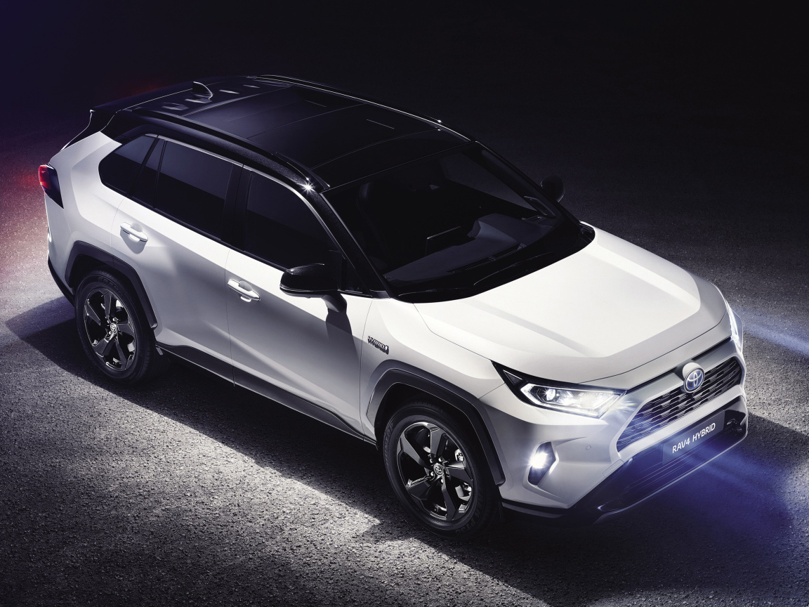 Белый внедорожник Toyota RAV4, 2019