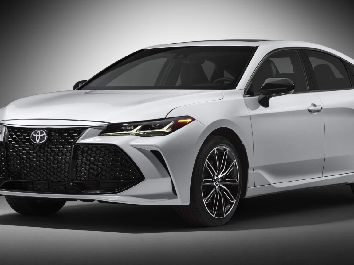 Белый автомобиль Toyota Avalon 2019 на сером фоне