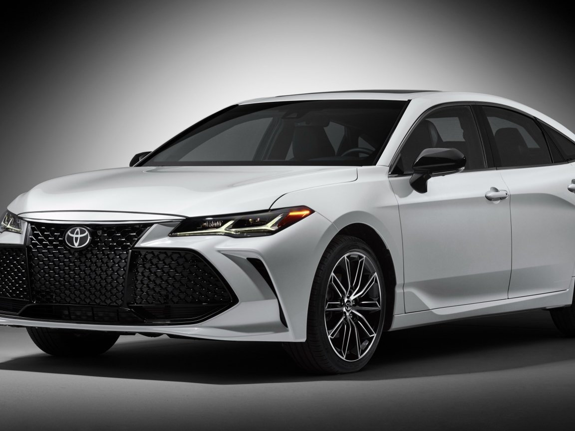 Белый автомобиль Toyota Avalon Touring, 2019 на сером фоне
