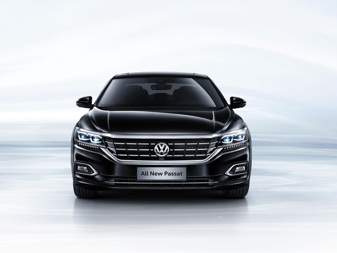 Черный автомобиль Volkswagen Passat 380 TSI вид спереди