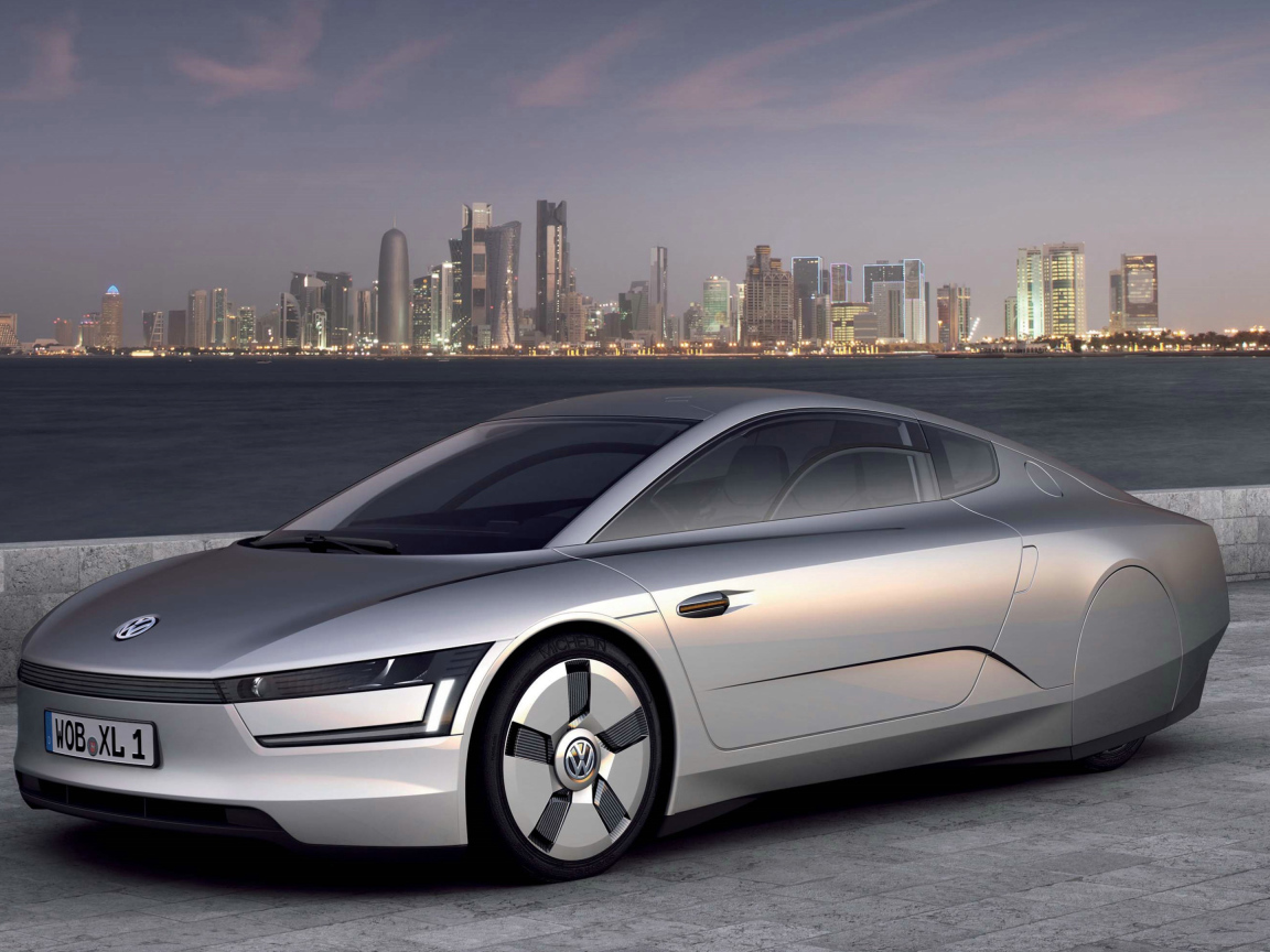 Автомобиль Volkswagen XL1 Concept,  2018 на фоне города