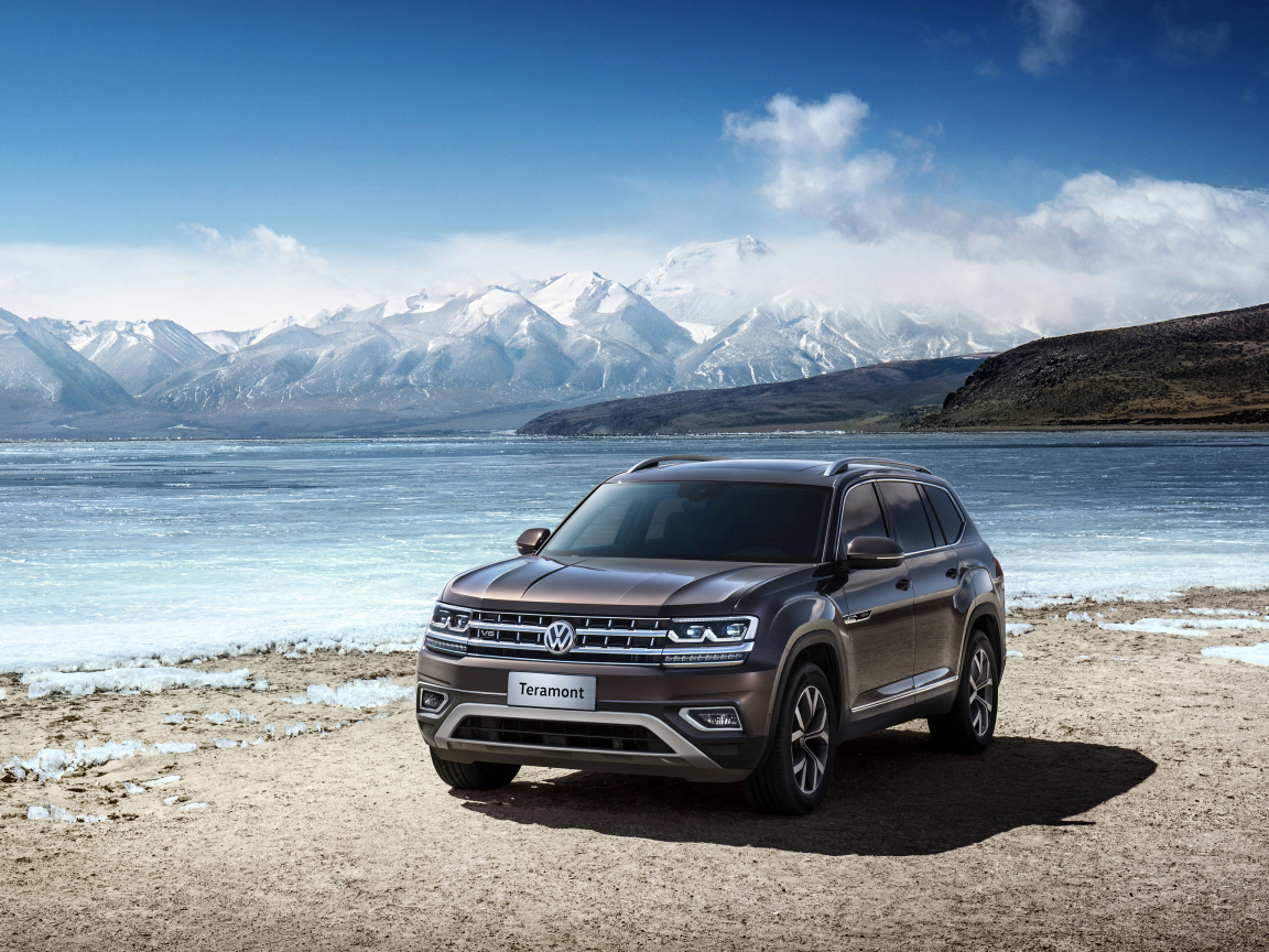 Автомобиль внедорожник Volkswagen Teramont, 2019 на фоне гор