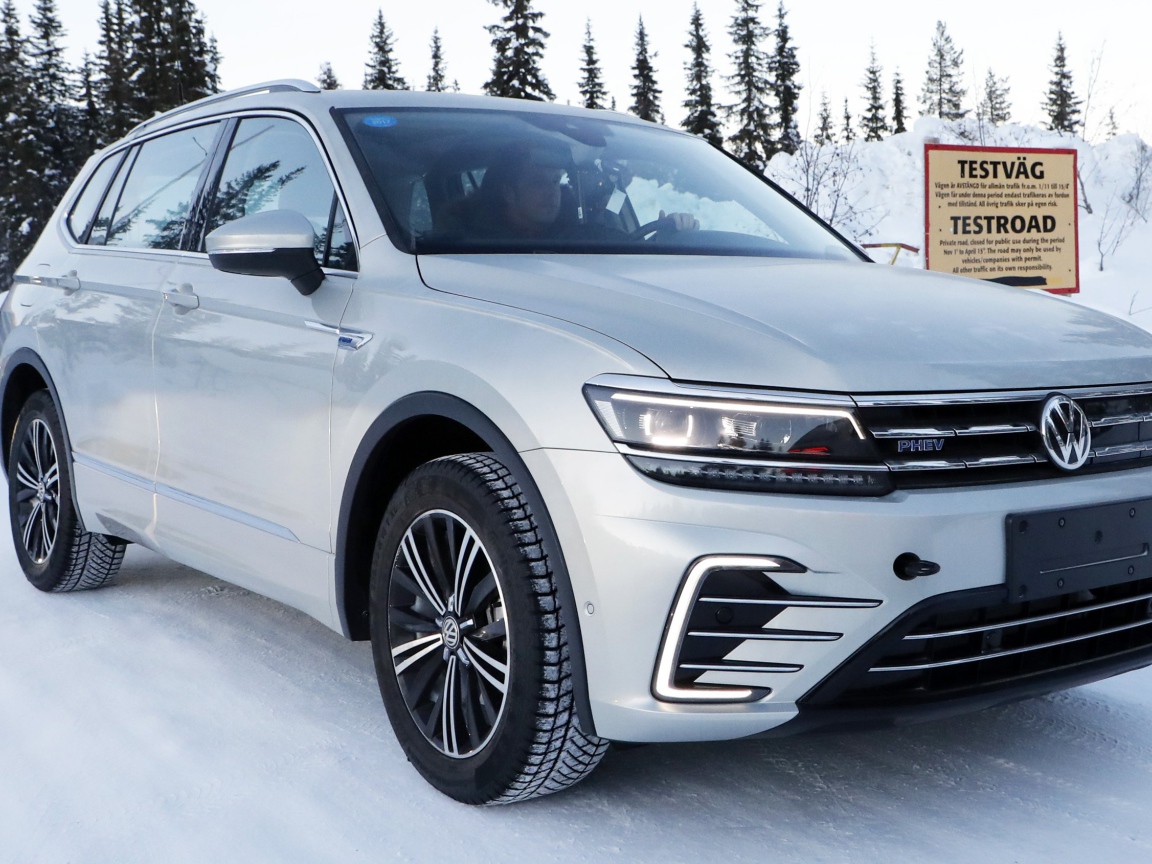 Серебристый внедорожник Volkswagen Tiguan, 2019 года на снегу