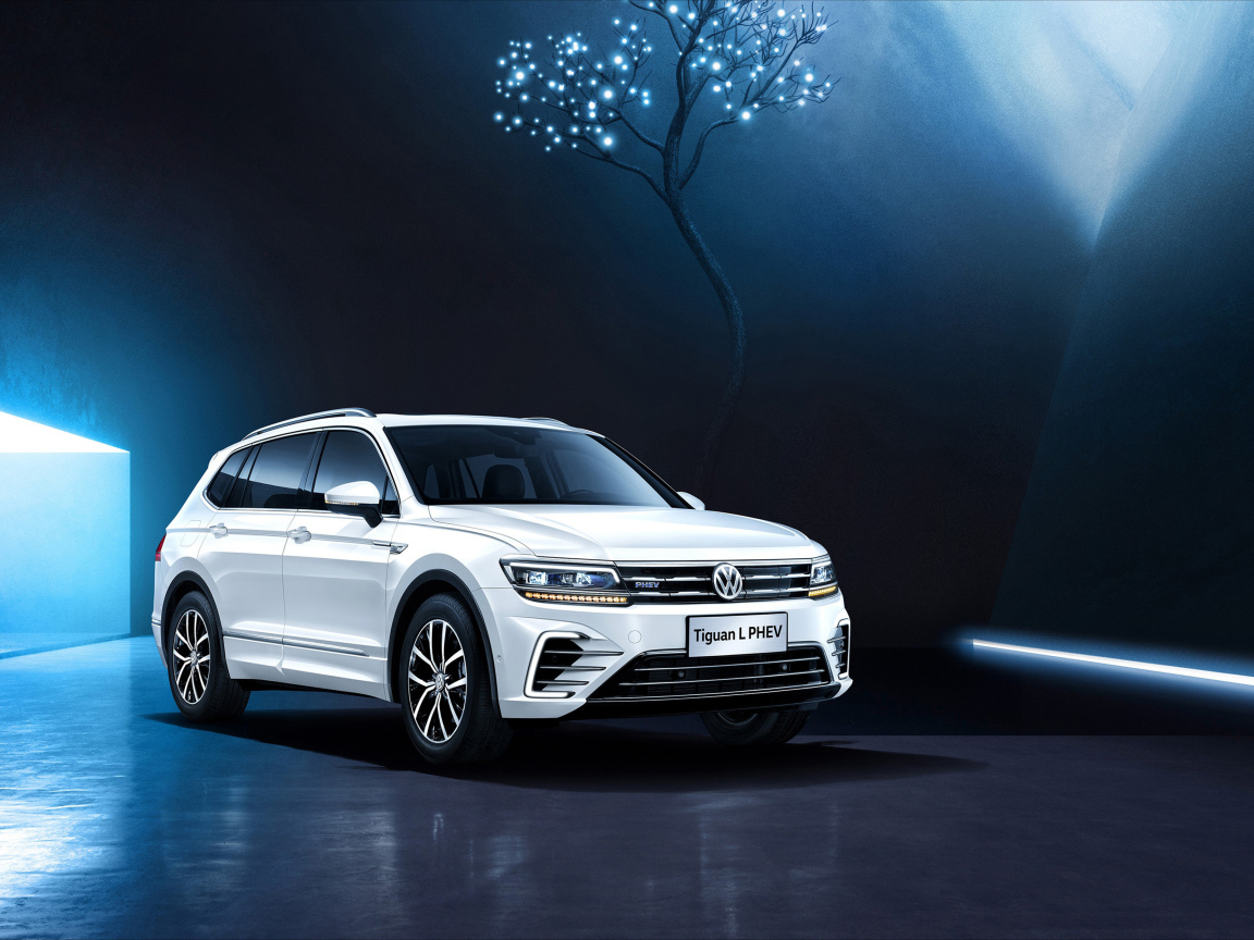 Белый внедорожник Volkswagen Tiguan L PHEV, 2018