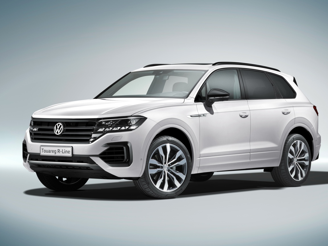 Белый автомобиль Volkswagen Touareg 2018 R-Line