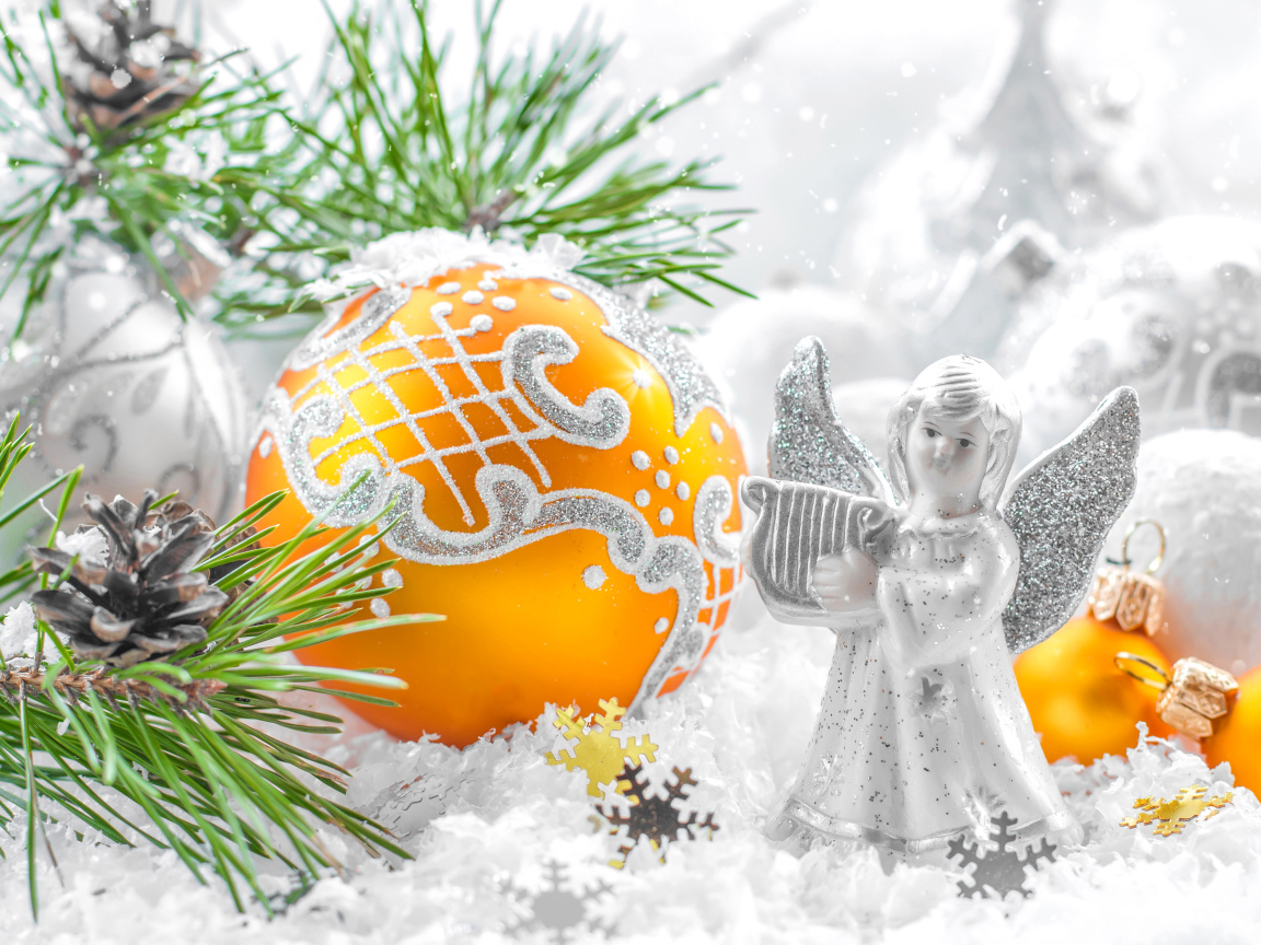 Рождественский ангел и елочная игрушка на снегу 