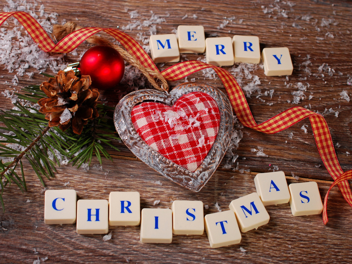 Сердечко с еловой веткой и игрушками с кубиками на Рождество