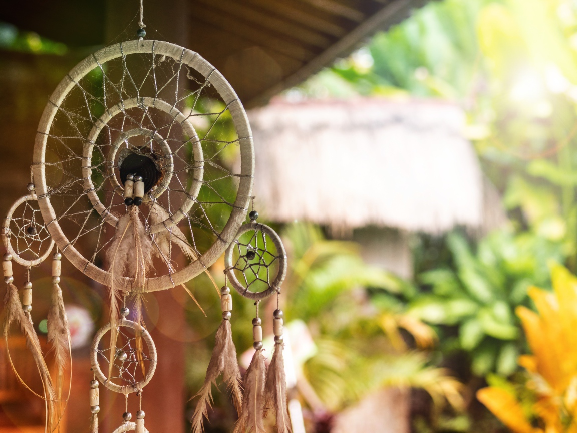 Декоративный ловец снов висит у дома