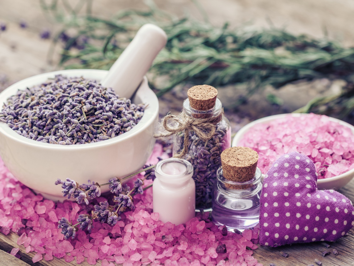 Цветы лаванды в ступке с маслом и солью