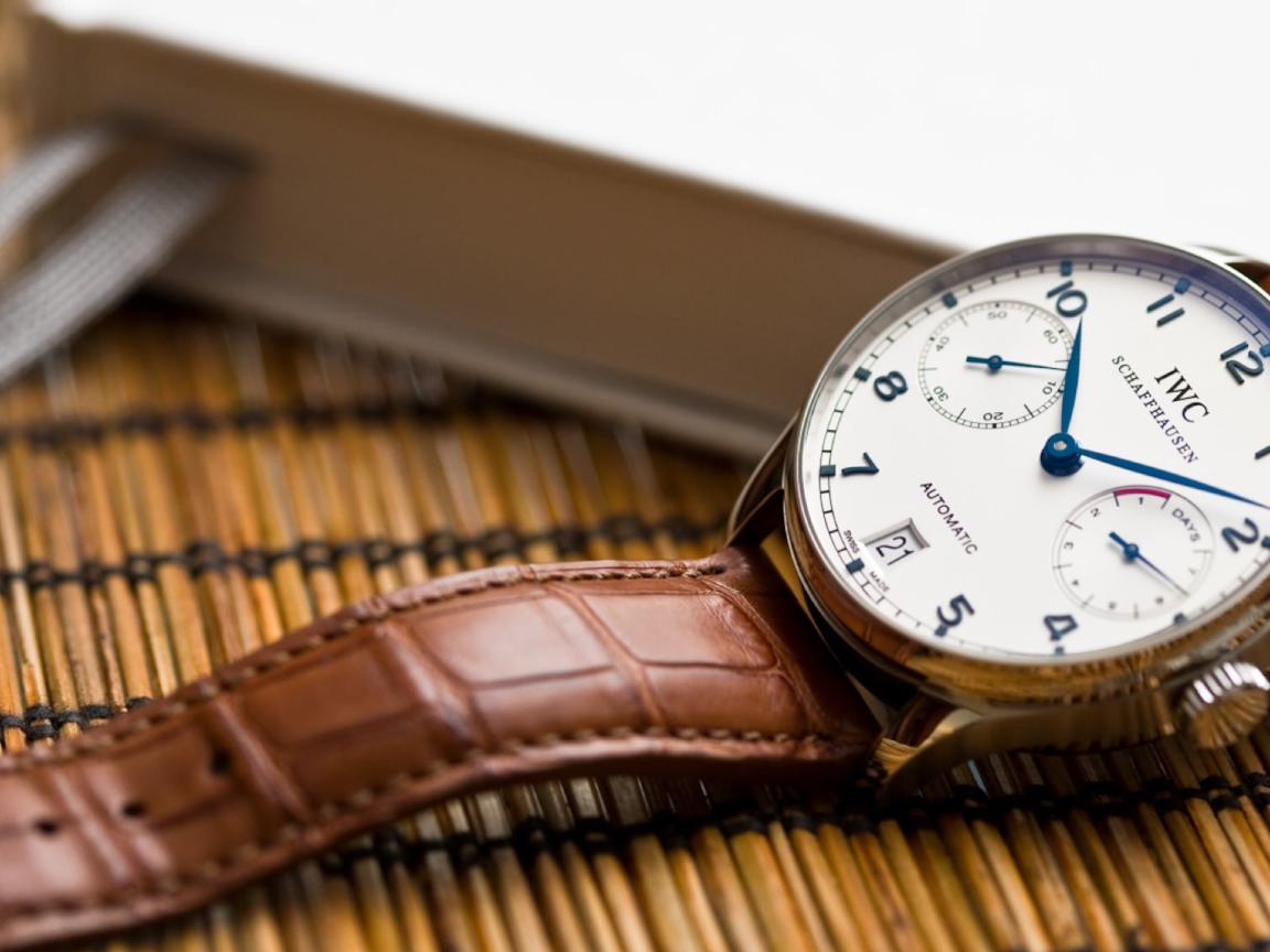 Мужские часы с кожаным ремешком 