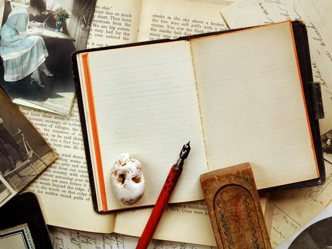 Старые книги с фото на столе со старой ручкой